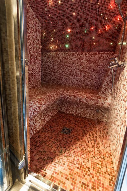 Hotel Hemera 포드고리차 외부 사진 A shower