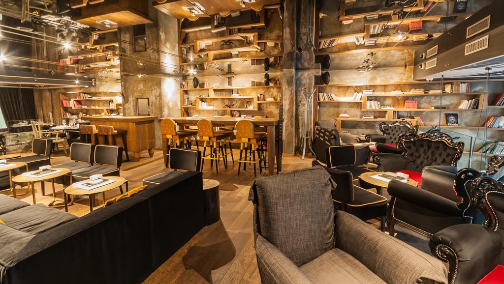 Hotel Hemera 포드고리차 외부 사진 Interior of a Starbucks Reserve store in Milan, Italy