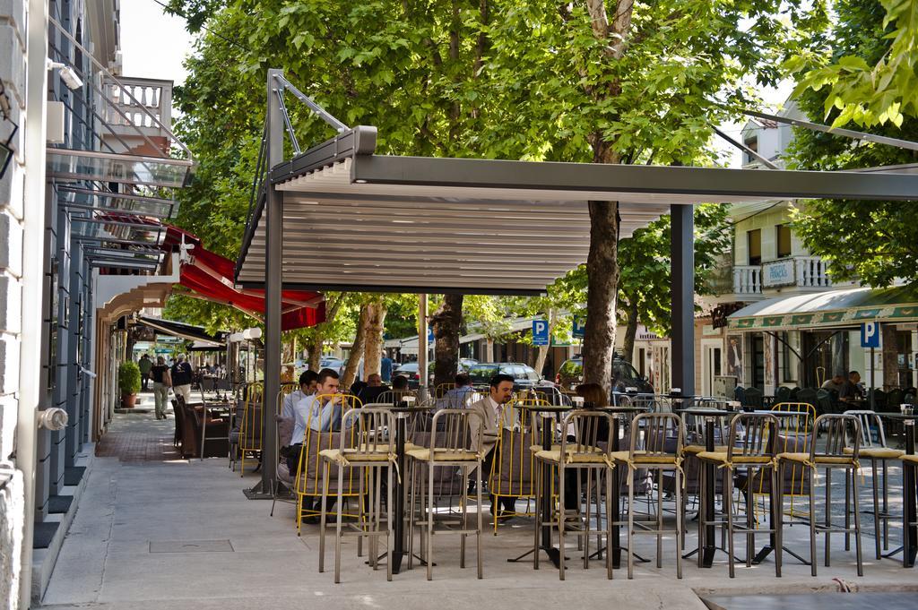 Hotel Hemera 포드고리차 외부 사진 A café in the city centre