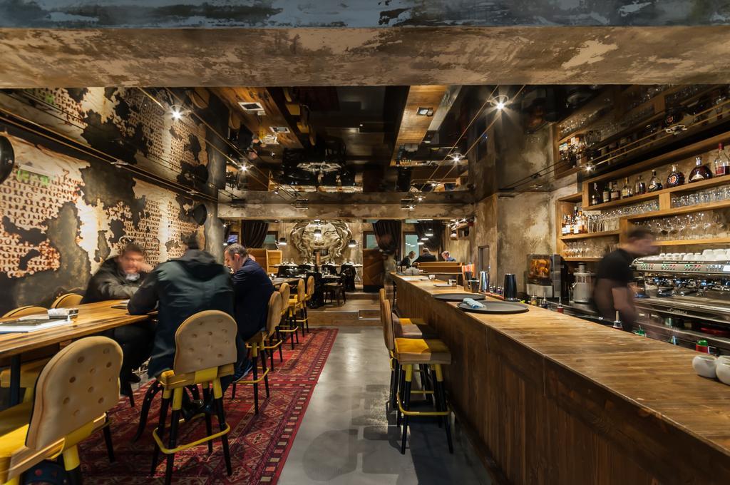 Hotel Hemera 포드고리차 외부 사진 Interior of a Starbucks Reserve store in Milan, Italy