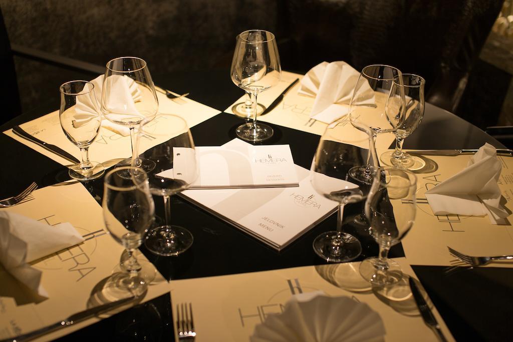 Hotel Hemera 포드고리차 외부 사진 A table set for a wine tasting