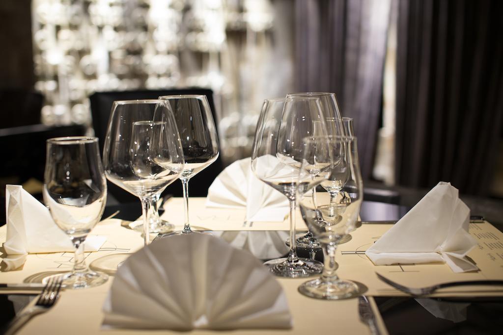 Hotel Hemera 포드고리차 외부 사진 A table set for fine dining