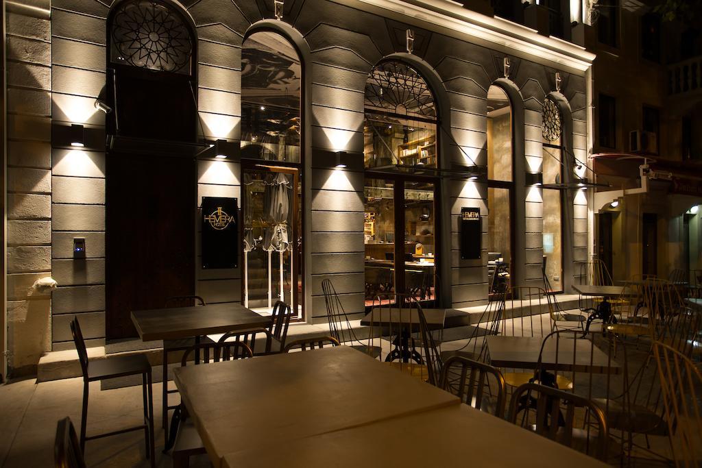 Hotel Hemera 포드고리차 외부 사진 The restaurant at night