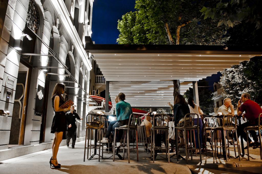 Hotel Hemera 포드고리차 외부 사진 The bar at the Hotel Excelsior