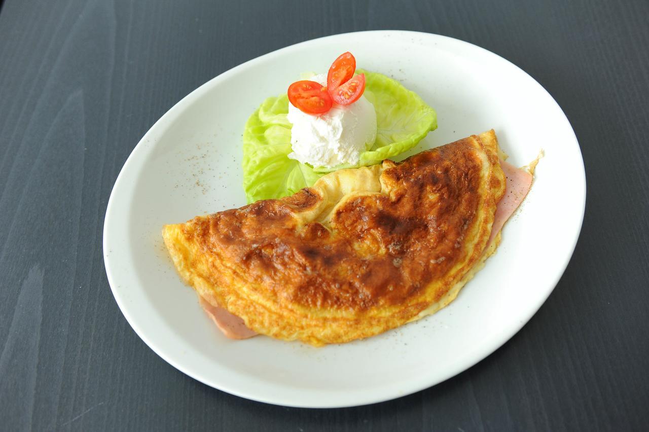 Hotel Hemera 포드고리차 외부 사진 An omelette with ham and cheese