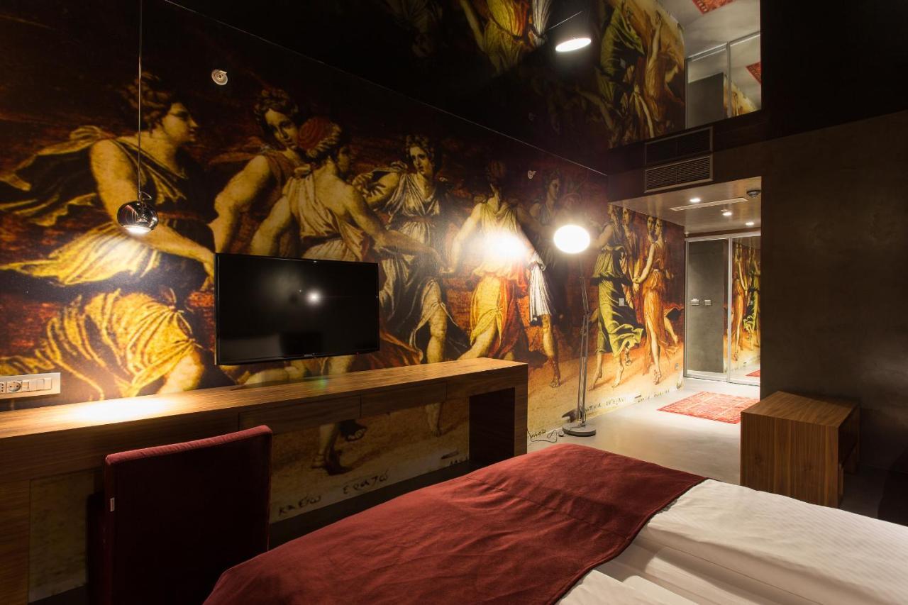 Hotel Hemera 포드고리차 객실 사진 A room at the hotel
