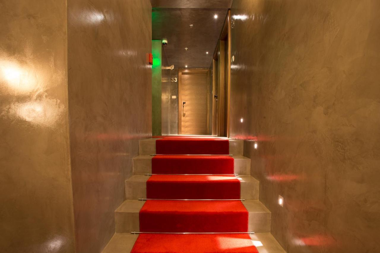 Hotel Hemera 포드고리차 객실 사진 A red carpet in a hotel